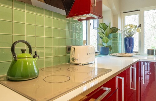 Knowl Hill Casa | The Lookout - 2 beds, private garden & parking