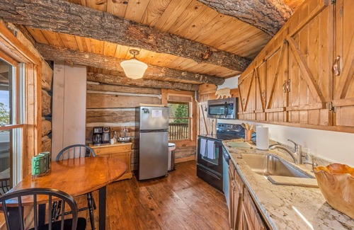 Mentone Cabina | The Lookout at Mentone-log cabin with hot tub & amazing views!