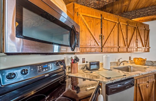 Mentone Cabina | The Lookout at Mentone-log cabin with hot tub & amazing views!