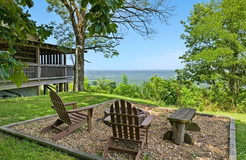 Mentone Cabina | The Lookout at Mentone-log cabin with hot tub & amazing views!