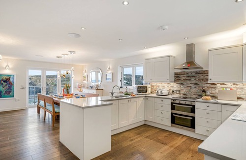Portreath Apartamento | The Lookout is a stylish, contemporary holiday home overlooking the popular Portreath beach on the n