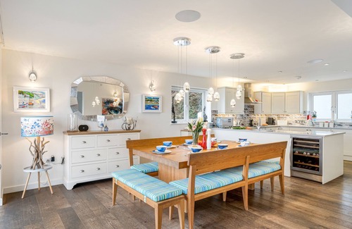 Portreath Apartamento | The Lookout is a stylish, contemporary holiday home overlooking the popular Portreath beach on the n