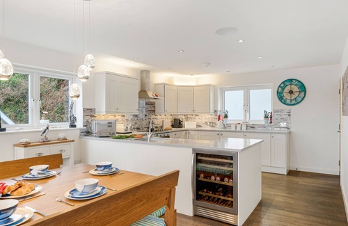 Portreath Apartamento | The Lookout is a stylish, contemporary holiday home overlooking the popular Portreath beach on the n