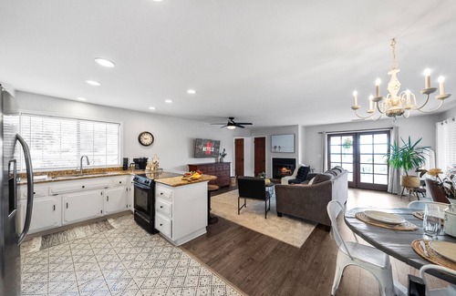 Fallbrook Casa | The Lookout King Bed! Min away from Wineries, Wedding, venues! Fresh eggs!