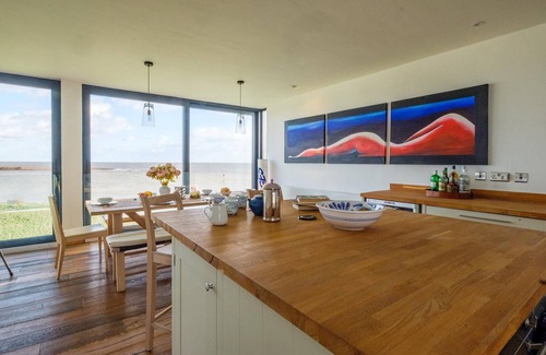 Felixstowe Cabaña | The Lookout - sleeps 6 guests in 3 bedrooms