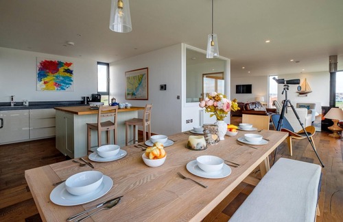 Felixstowe Cabaña | The Lookout - sleeps 6 guests in 3 bedrooms