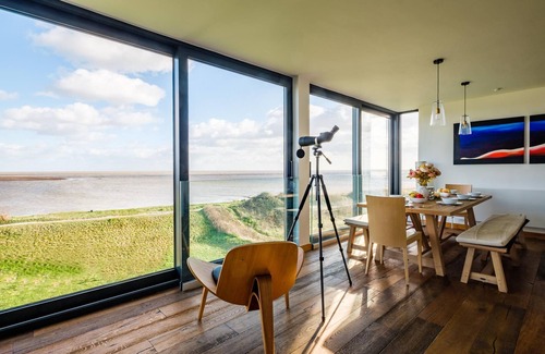 Felixstowe Cabaña | The Lookout - sleeps 6 guests in 3 bedrooms