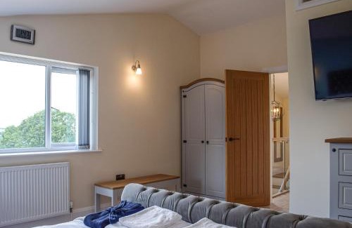 Hope under Dinmore Casa | The Lookout - Uk35022