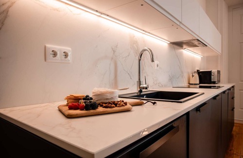 Santa Maria Maior Apartamento | ✨The Love Box: Design and Upscale Apartment with Balcony at Downtown