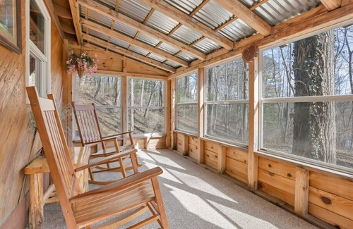 Rockbridge Cabina | The Love Shack (Hocking Hills Area)