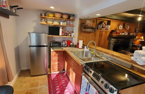 Pleasant Valley Cabaña | The Lucky Goat, a quiet country cottage about an hour from NYC, just off the TSP