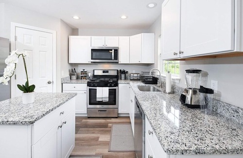 Rossville Casa | The Lux Middle River Retreat King Bed/WiFi/Billiards/SmartTVs/Chef Kitchen/Deck