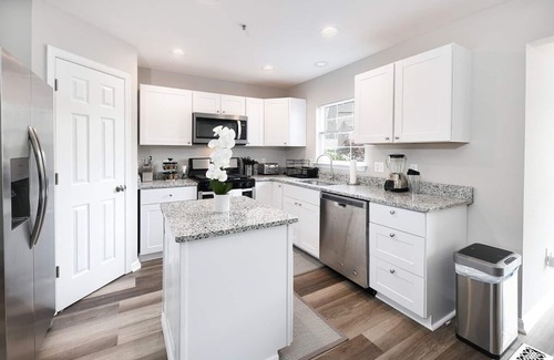 Rossville Casa | The Lux Middle River Retreat King Bed/WiFi/Billiards/SmartTVs/Chef Kitchen/Deck