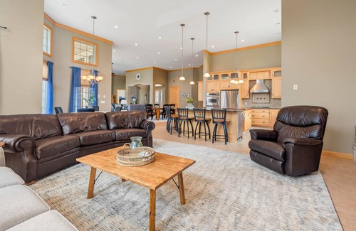 Alexandria Casa | "The Luxe" on Lake Carlos