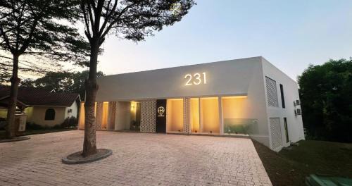 Alor Gajah Villa | The Luxurious 231, Lake House Villa
