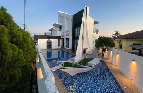 Malacca City Villa | The Luxurious 168 Cruise, Melaka