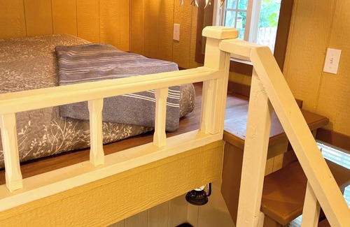 Lyons Complejo | The Lyons Lodge – Boulder Charm & Mountain Views in a Tiny House Stay