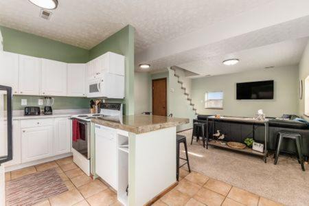 Lewis Center Casa | The Mad Cat Inn