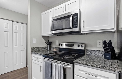 Pleasant Valley Apartamento | The Magenta - Bold Design + Prime Location + Sleeps 12 + Amenities