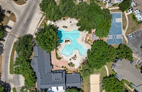 Pleasant Valley Apartamento | The Magenta - Bold Design + Prime Location + Sleeps 12 + Amenities