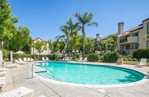 Valencia Condominio | The Magic Mtn. Gem (3 miles to 6flags) 2bed/2bath/pool