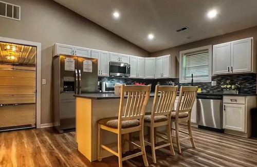 Lancaster Casa | The Magnolia/ Modern Barndo with hot tub and game room