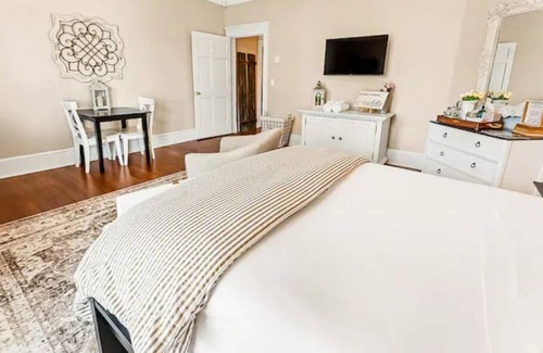 Winder Casa | The Mahogany Room a place to relax!