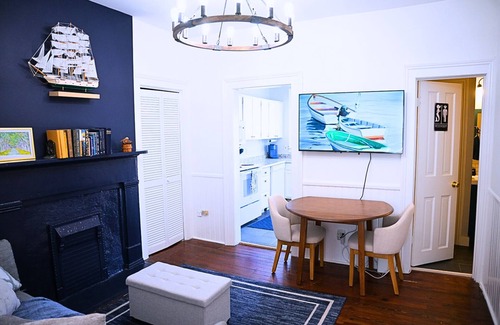 Savannah Victorian District Casa | The Maiden Voyage: Themed,Steps to Forsyth,King Bed,Grill,Games,Picnic Basket