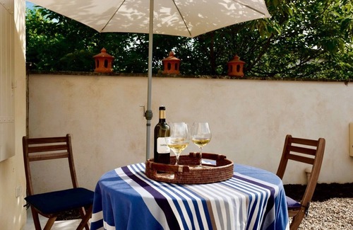 Saint-Seurin-de-Prats Casa | The Maison de la Fontaine is located just a few dozen meters from the Dordogne River.