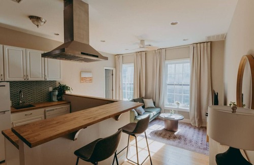 Lancaster Apartamento | The Maisonette on Duke | King Bed, Chic, Downtown Lancaster