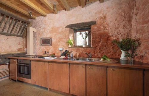 Axminster Casa | Parte del pesebre fue una vez estable, la terraza ofrece vistas ininterrumpidas hasta el río.