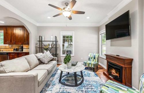 East Side Casa | The Manor l 5-Bedrooms A Location Sleeps 12
