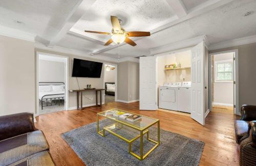 East Side Casa | The Manor l 5-Bedrooms A Location Sleeps 12