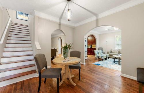 East Side Casa | The Manor l 5-Bedrooms A Location Sleeps 12