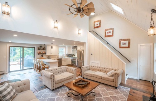 West Dover Casa | The Mansion-Rustic Contemporary W/ Hot Tub & Views