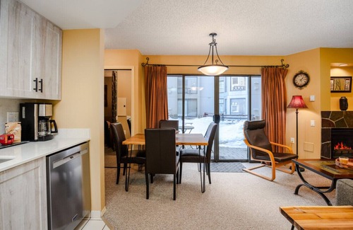 Upper Village Apartamento | The Maple | Ski-in Ski-out 1 Bed w/ Hot Tub, Pool, Sauna, and Fireplace