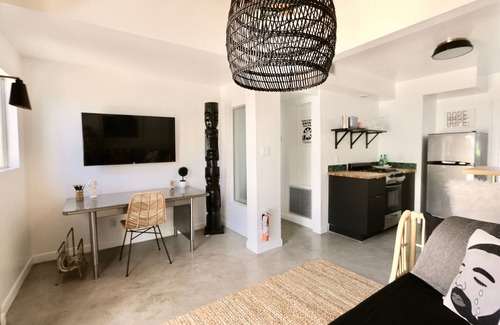 Warm Sands Hotel | The Marley by AvantStay – Mid-Century Modern Retreat with Pool & Mountain Views