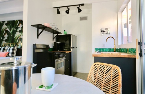 Warm Sands Hotel | The Marley by AvantStay – Mid-Century Modern Retreat with Pool & Mountain Views