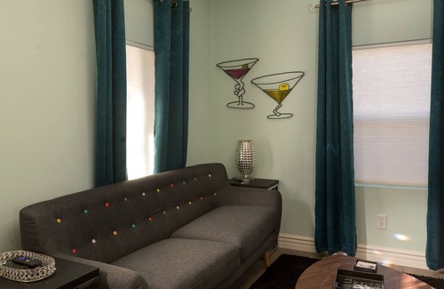 Paso Robles Cabaña | THE MARTINI LOUNGE- The Westside Cottages 2 Bed/1 Bath with Jacuzzi