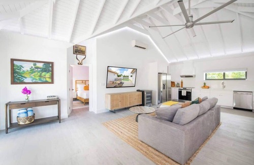 North Side Condominio | The Mastic Cana LUXE Cottage w/ Pool on North Side