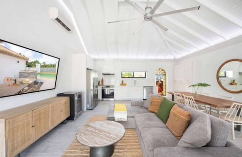North Side Condominio | The Mastic Cana LUXE Cottage w/ Pool on North Side