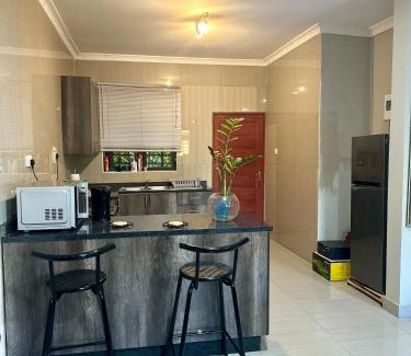 Lusaka Apartamento | The Maureen Suite