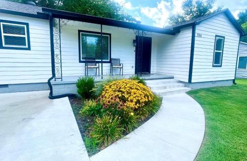 Springdale Casa | The McKinney dentrally located a few blocks from Emma St and Downtown four bedrooms