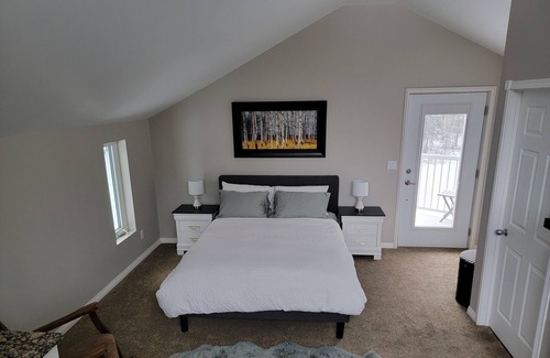 Whitehorse Cabina | The Meadow Cabin. Enjoy the Northern Lights from your bed or balcany.