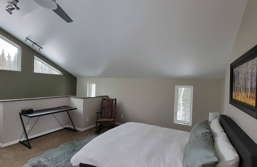 Whitehorse Cabina | The Meadow Cabin. Enjoy the Northern Lights from your bed or balcany.