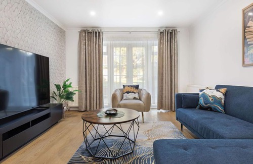 Borehamwood Casa | The Meadows near Sky Studios