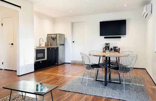 Meiners Oaks Apartamento | The Meiners Daughter - Beautiful Modernist 1 Bed