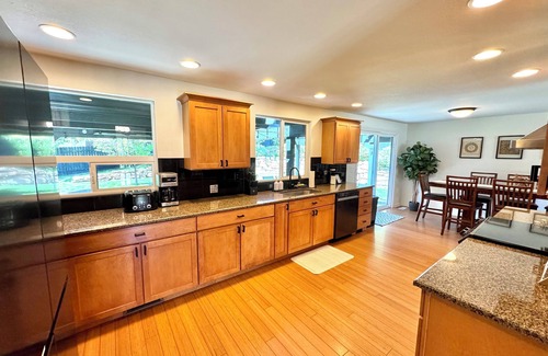 Boise Casa | The Mesa Manor - Fun in the Foothills - Arcade/Patio/Large Kitchen/Comfy Beds