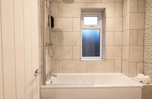 Newport Casa | The Mews, Amazing Newport 2 BR, Excellent location, Parking, Perfect for Contractors