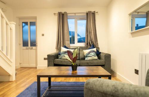 Newport Casa | The Mews, Amazing Newport 2 BR, Excellent location, Parking, Perfect for Contractors